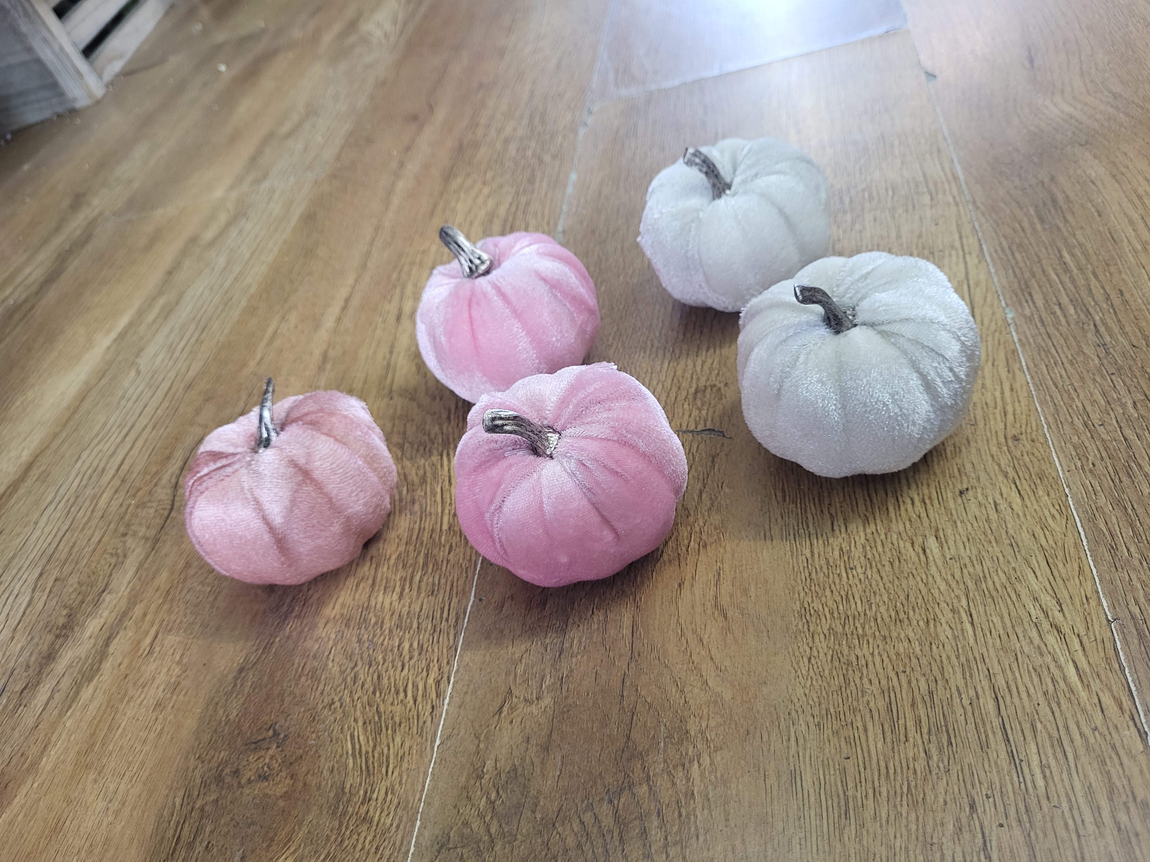 Pack of 5 mini velvet pumpkins - pinks and silver image 5