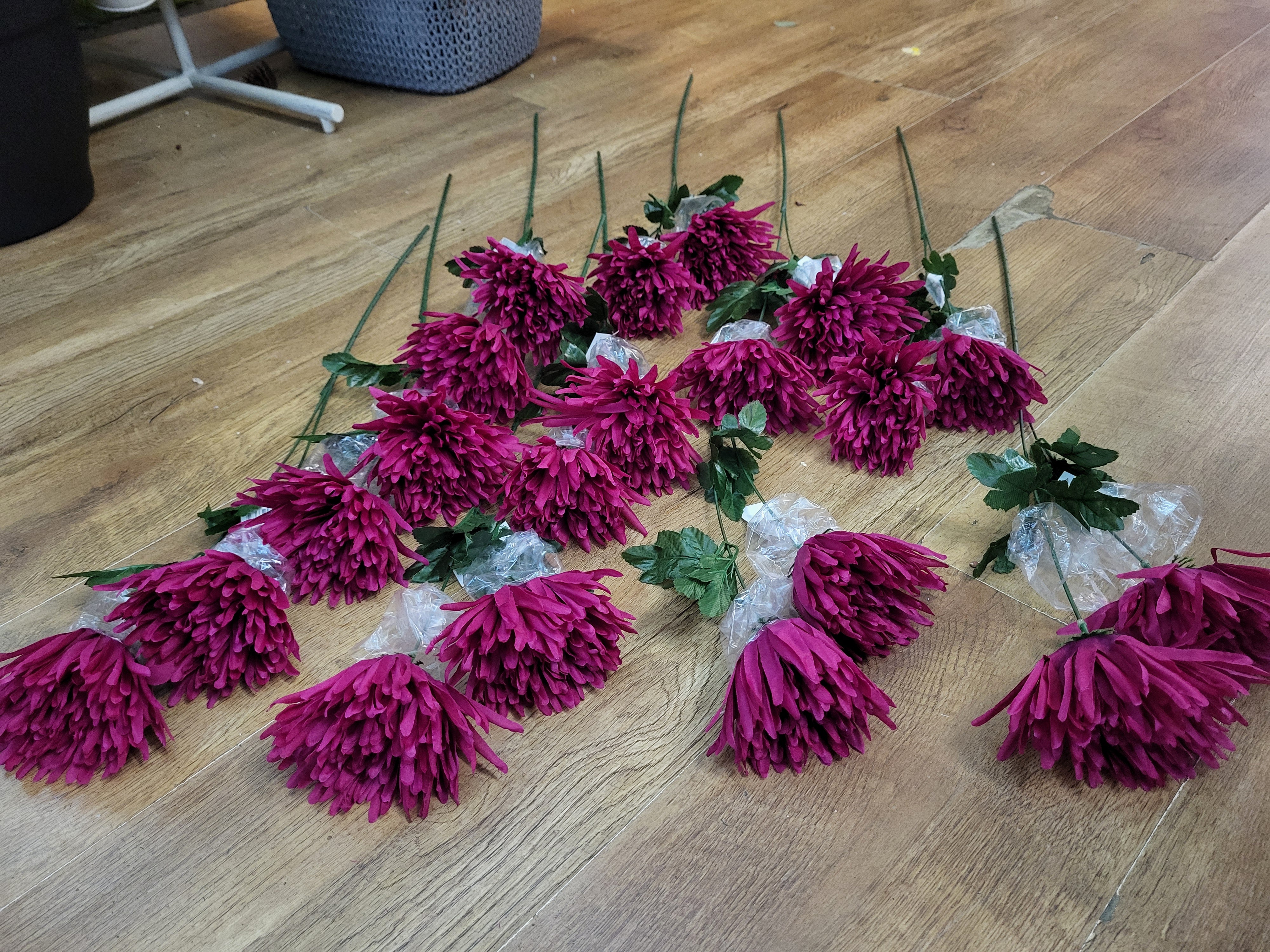 Bundle of 10 long stem 2 headed Carnival spiky mum - deep pink image 1