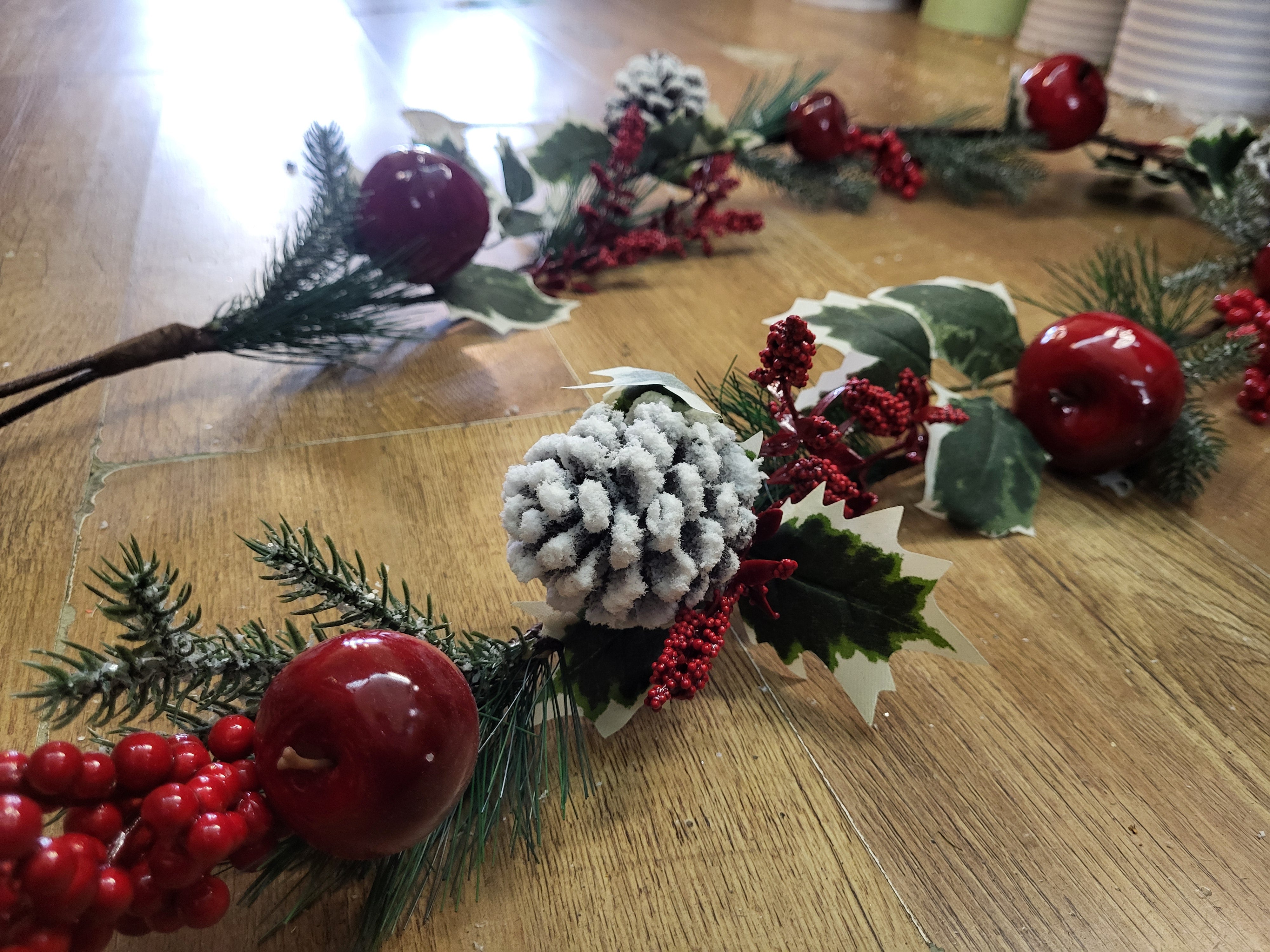 Deluxe frosted cone and fruits garland  image 1