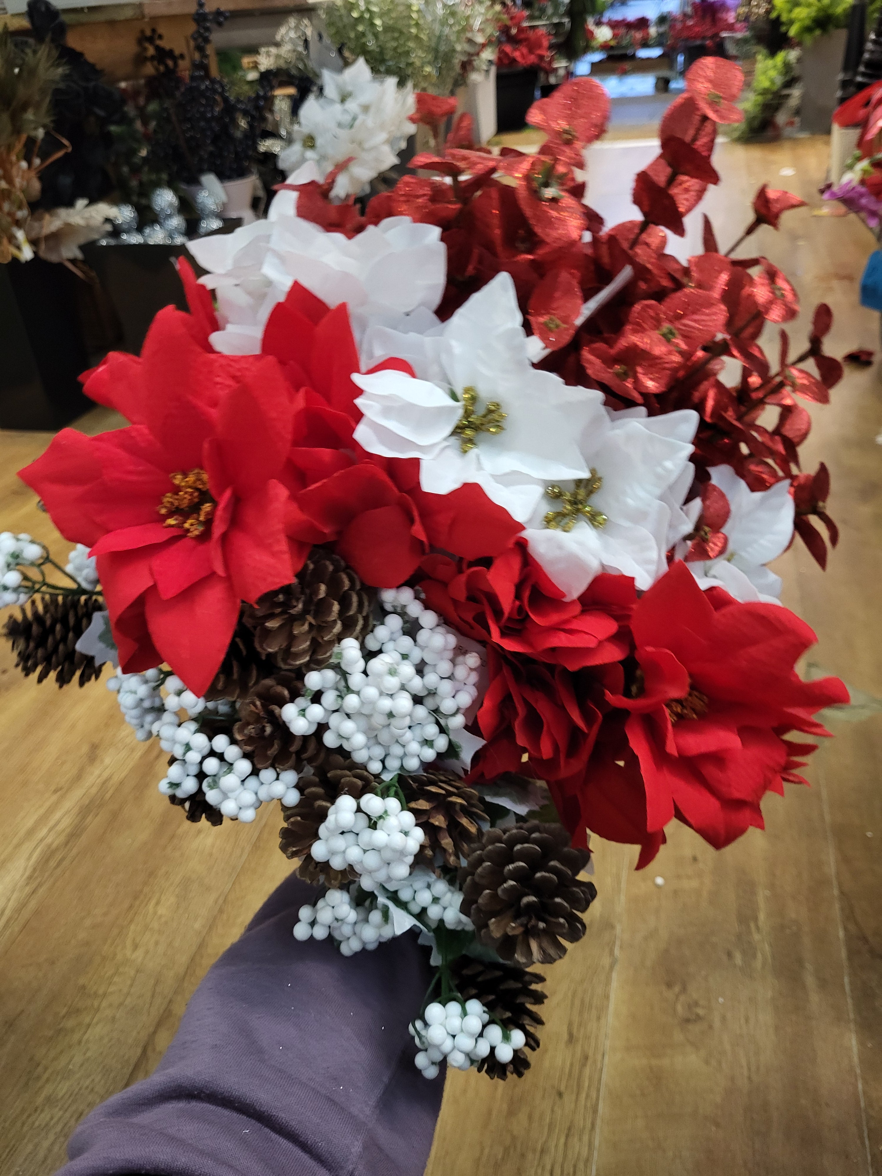 Christmas 6 - 20 bunches of flowers/foliage image 1