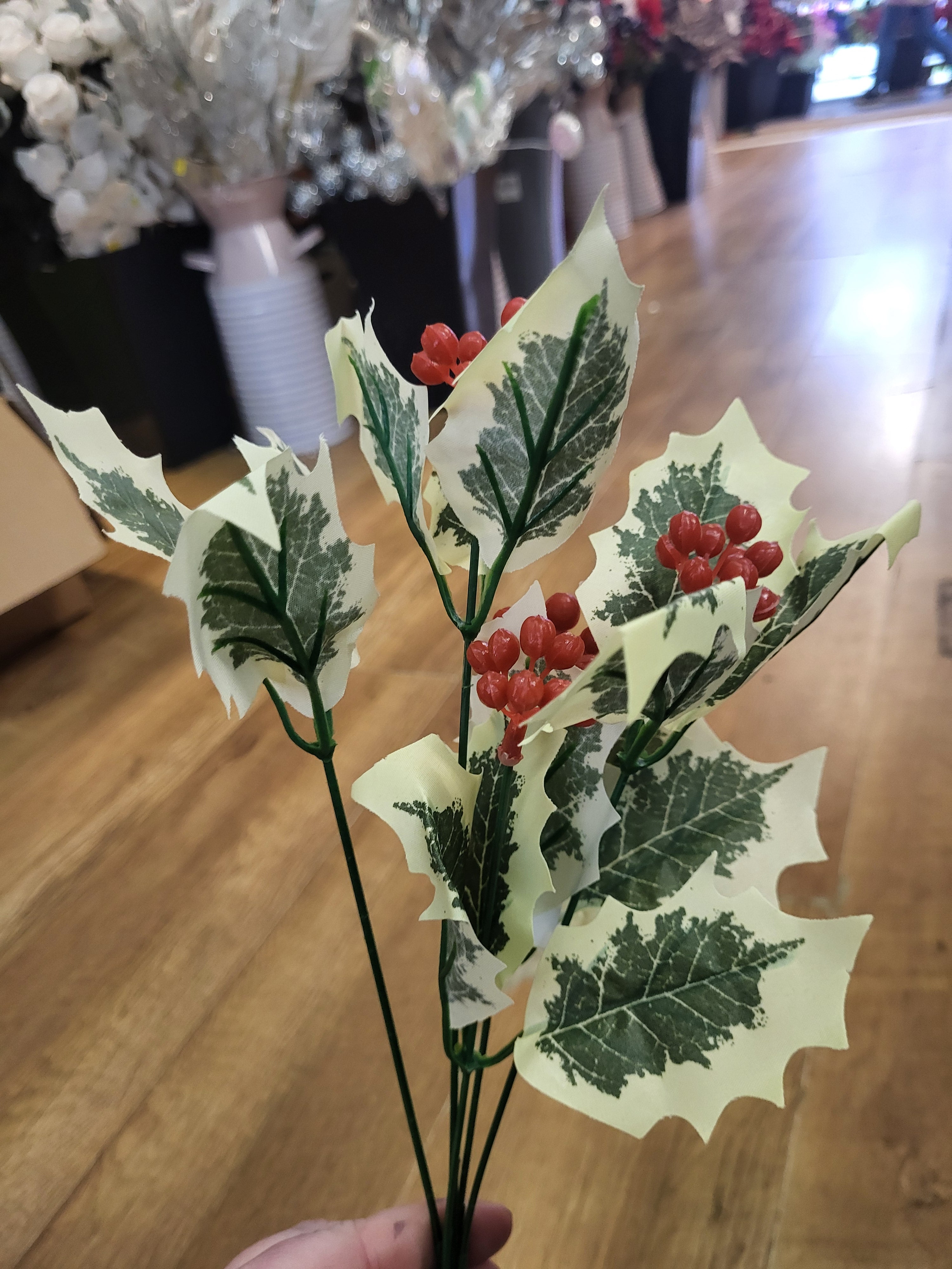 Small berry holly bunch - 2 colours available image 4