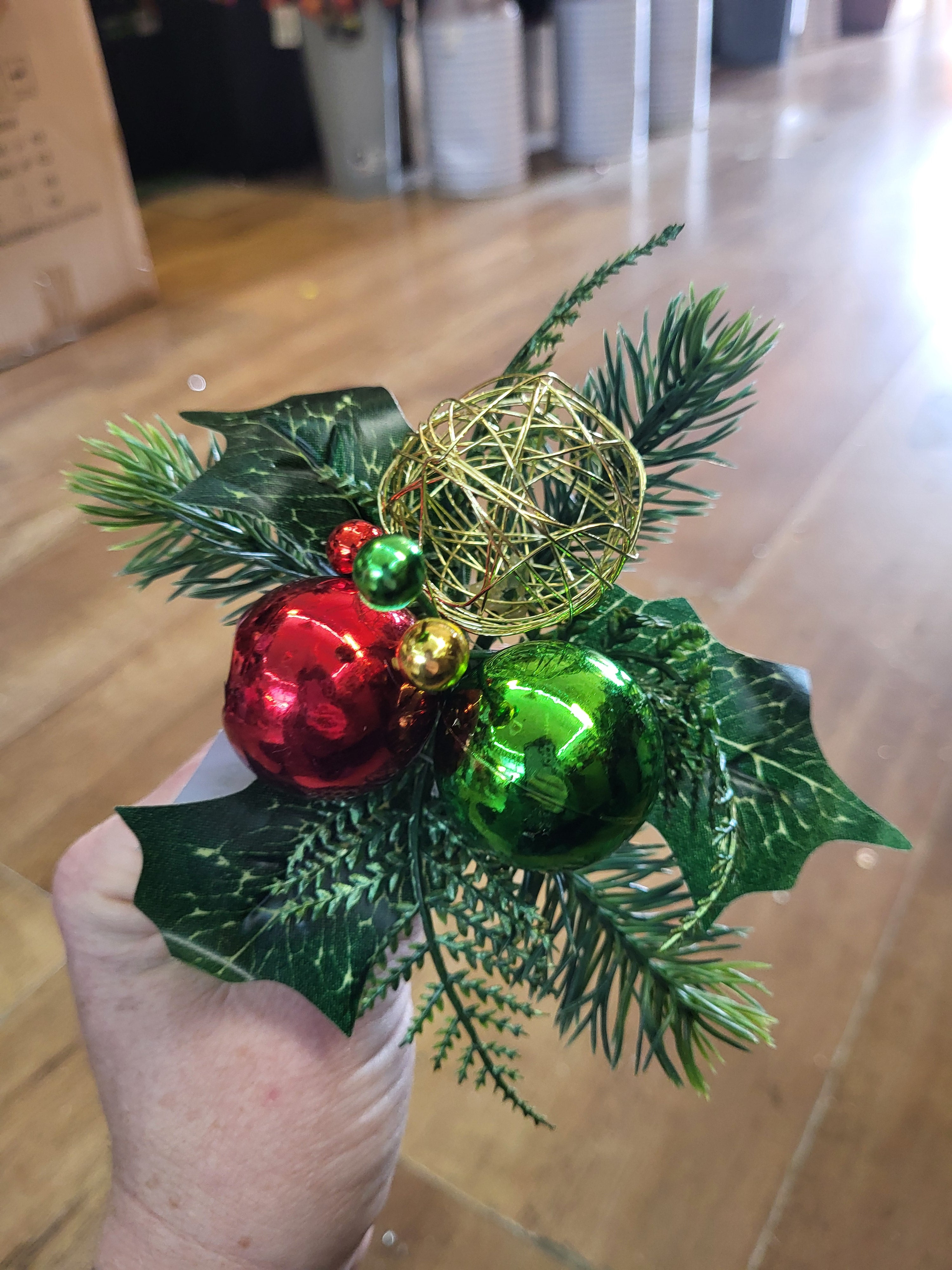 Green, red and gold bauble pick image 0