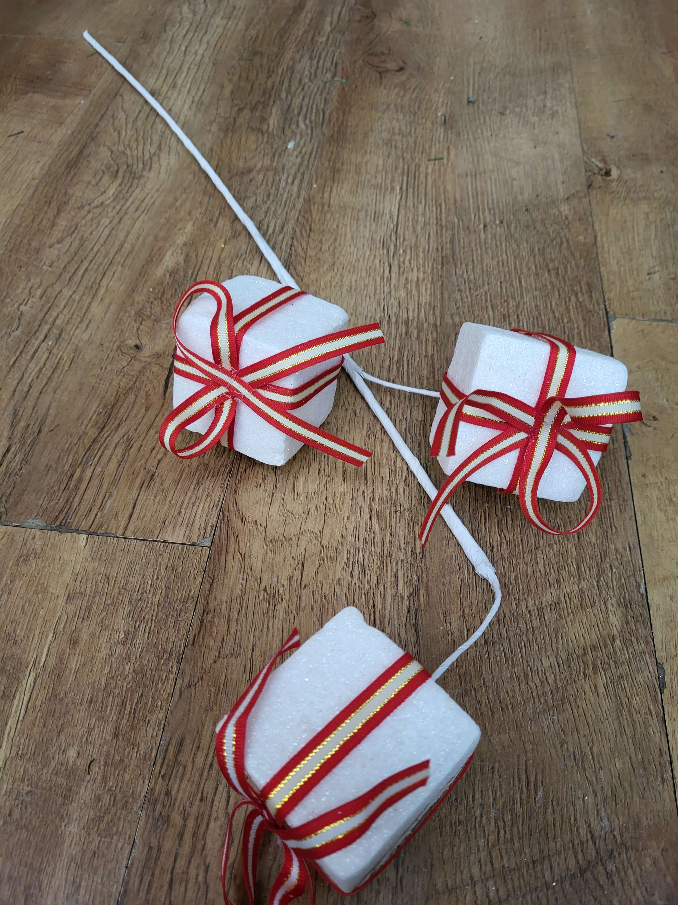 Long stem red and white triple gift stem image 4