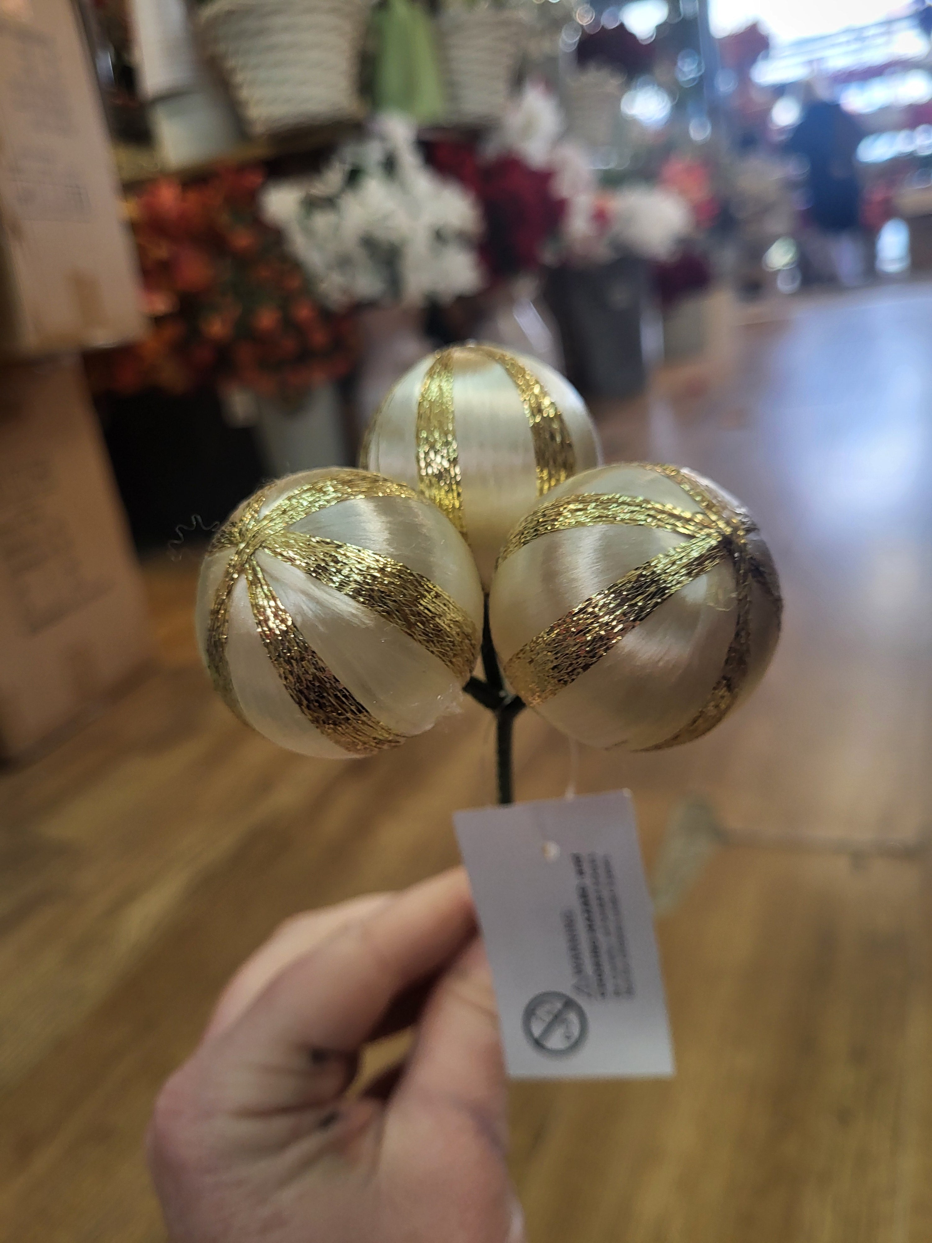 Gold and cream striped triple bauble pick  image 1