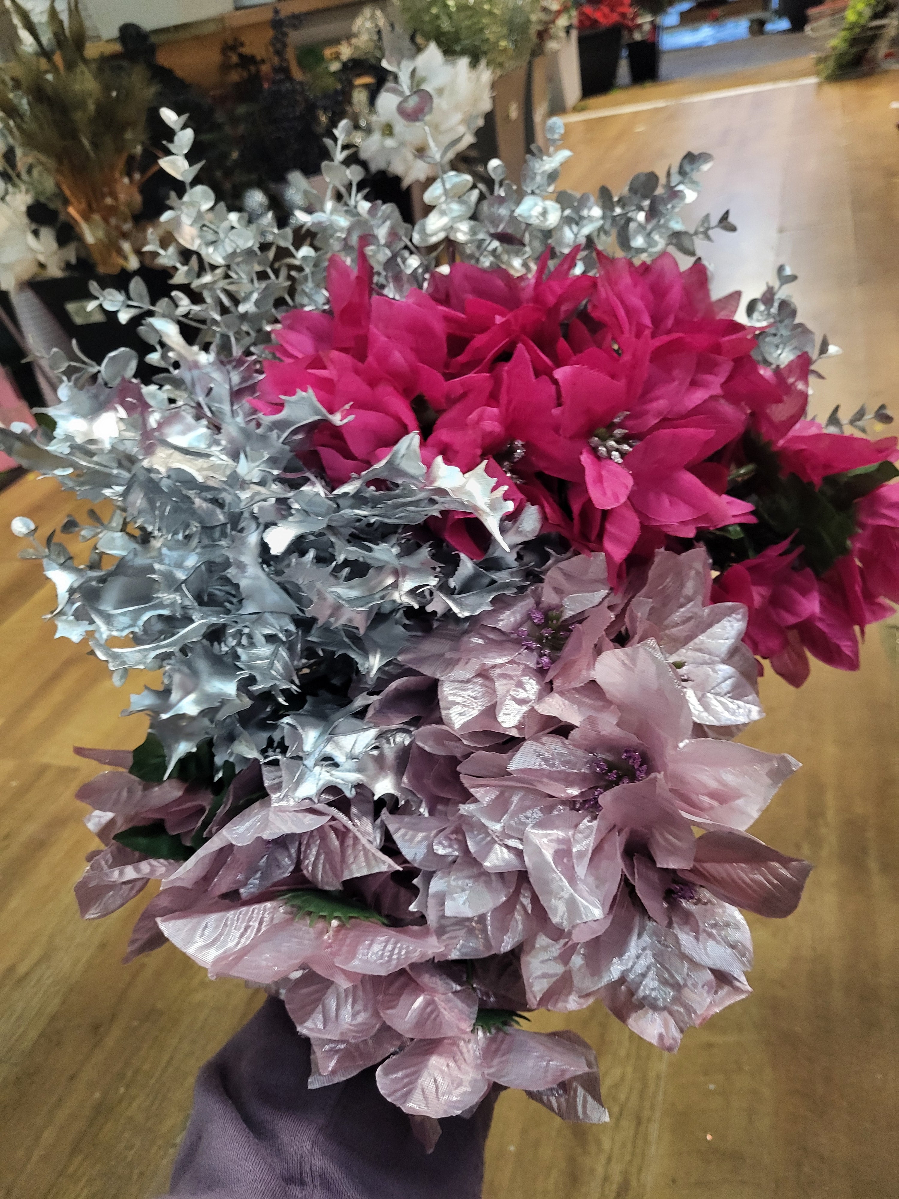 Christmas 5 - 20 bunches of flowers/foliage image 1