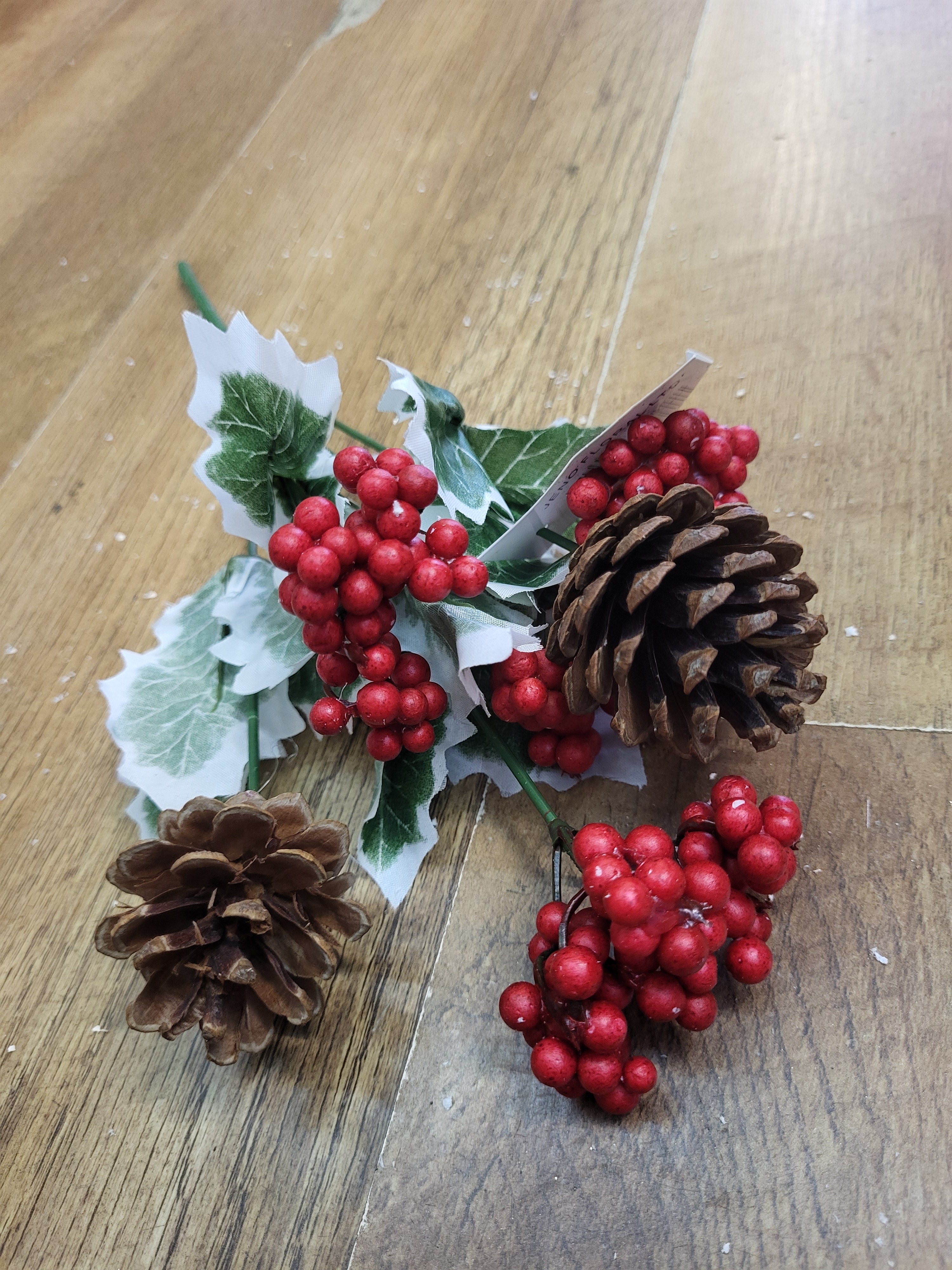 Cone and berry bunch - 2 colours available image 1