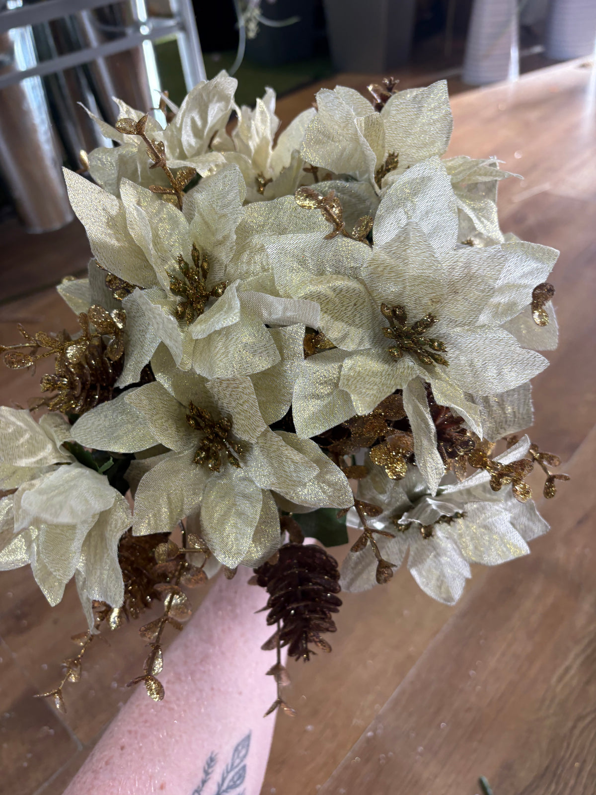 20 mixed red and gold Christmas bunches